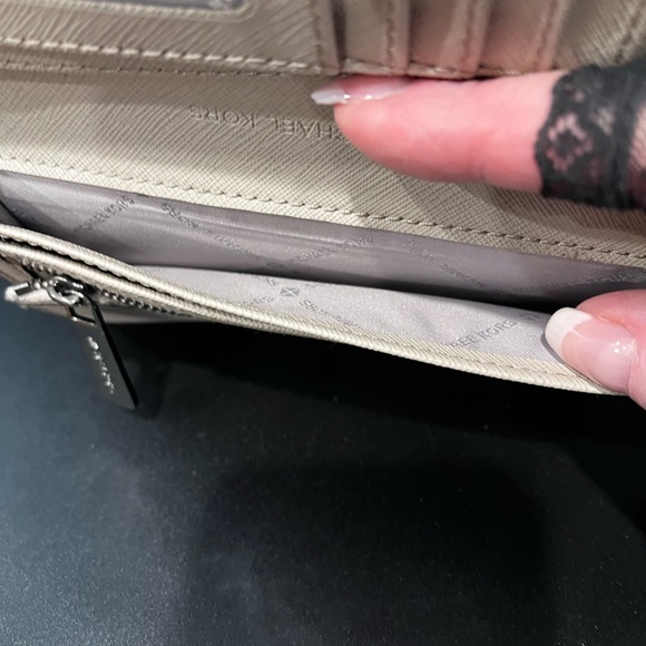 NWT Michael Kors Cream Wallet - Picture 7 of 10